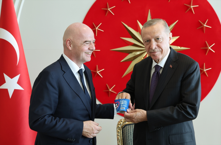 Cumhurbaşkanı Erdoğan, UEFA Başkanı Ceferin ve FIFA Başkanı Infantino ile görüştü